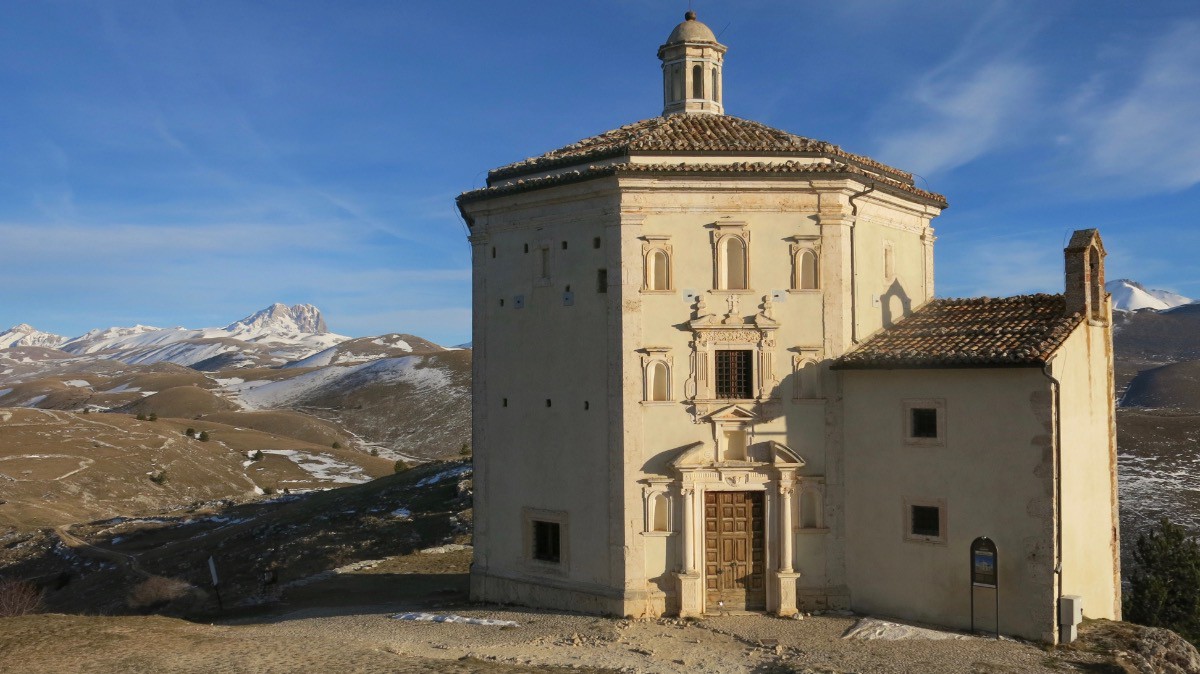 l'église hexagonale de Rocca calascio Santa Maria della Piéta
devant le campo imperatore et le Corno Grande