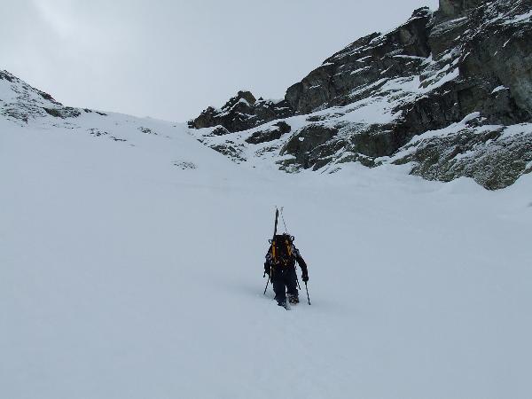 #3 Couloir NE Cornes de Loriaz : une centaine de mètres sous l Couloir NE Cornes de Loriaz : une centaine de mètres sous l'arète séparant, les Cornes de Loriaz et L'aiguille de la Loriaz . Nous nous arreterons peu de temps après .Brassage de poudreuse très très fatiguant et lent .