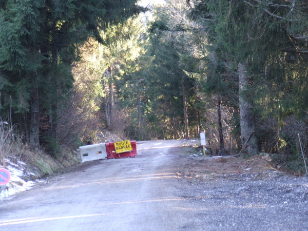 #4 Route barrée : Un peu d Route barrée : Un peu d'humour, la route est barrée, il ne faut pas passer. Photo prise en fin de journée