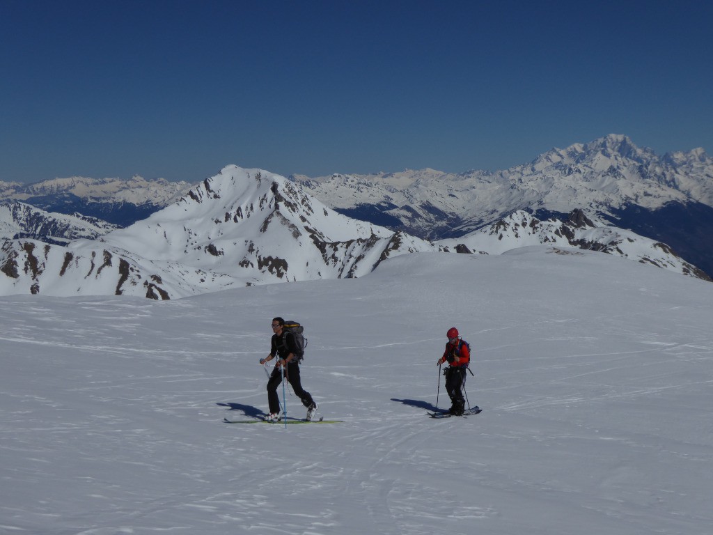 Seb et Matthieu arrivent au sommet du Bellachat avec le  Cheval Noir en arrière plan