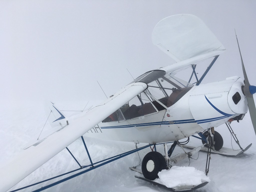 L'avion de la crête brouffier dans le brouillard
