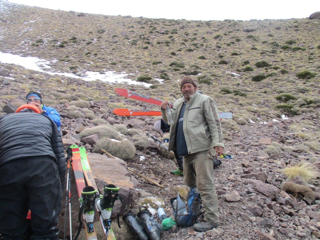 #14 Omar, notre fournisseur officiel de coca( au pied des pistes) Omar, notre fournisseur officiel de coca( au pied des pistes)