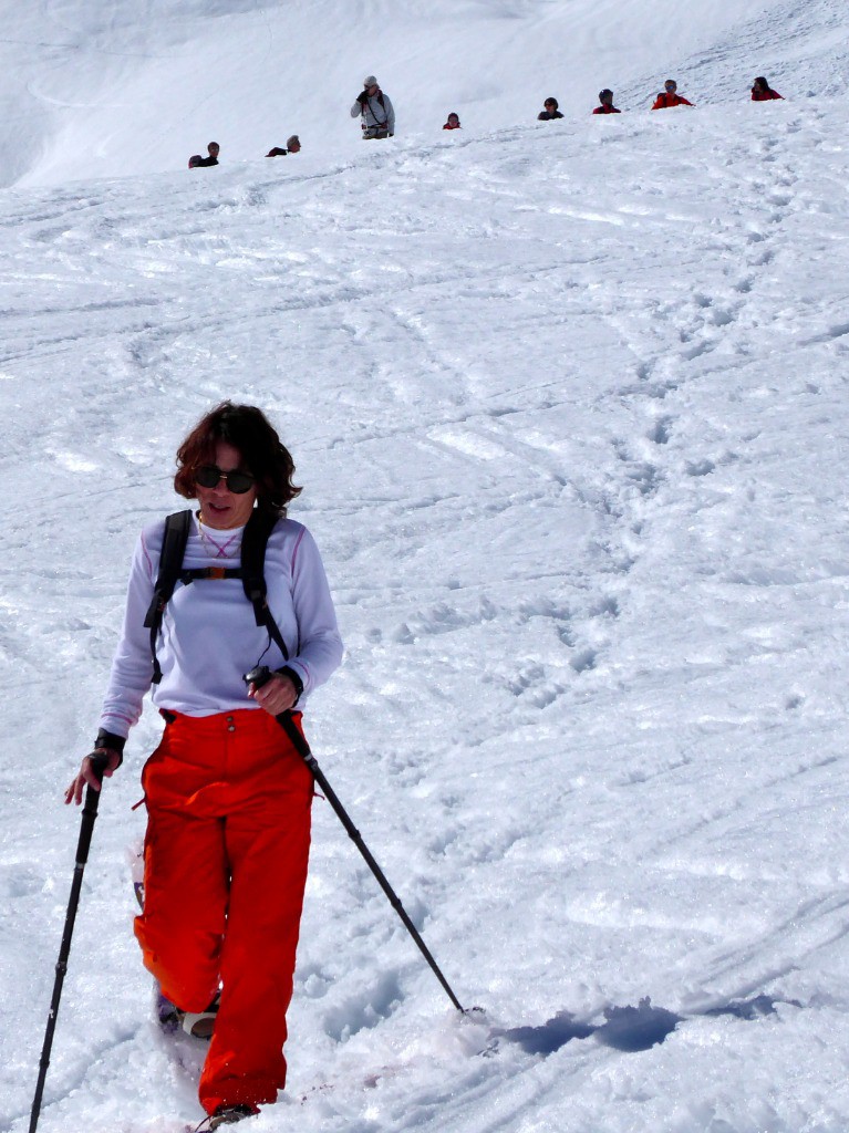 Une pauvre raquettiste qui va se faire skier dessus par les sioux cachés derrière la bosse ;)