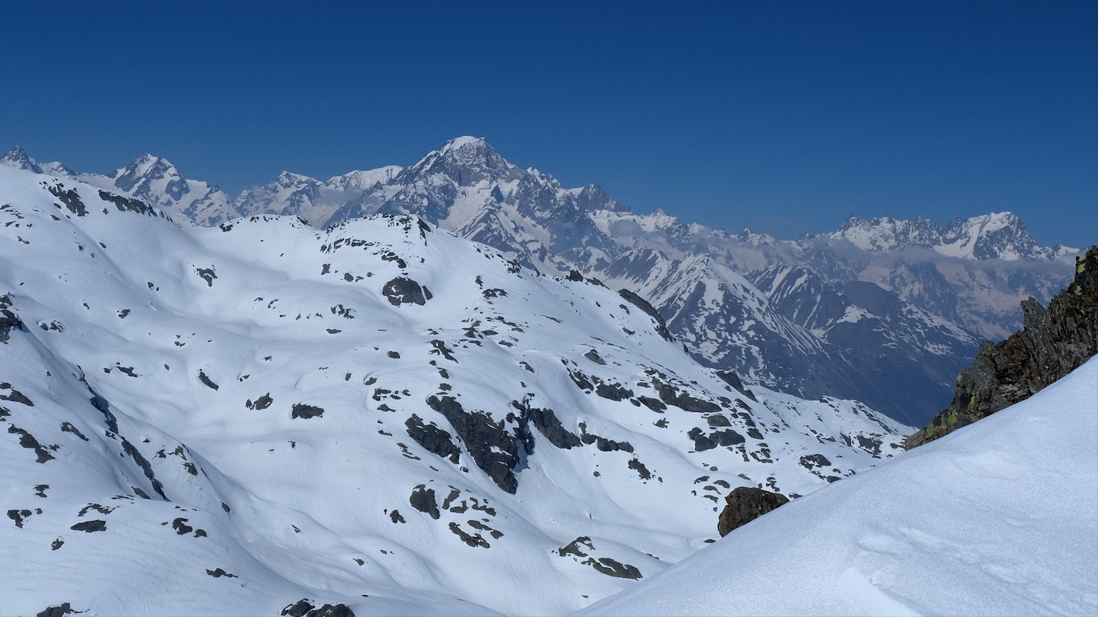 Le massif du Mont-Blanc au pied duquel stagnent quelques nuages. 