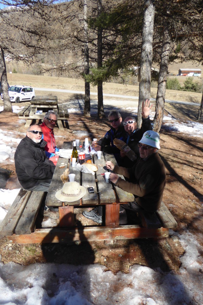 #6 On est tout de même mieux assis à une table, hein Philippe! On est tout de même mieux assis à une table, hein Philippe!