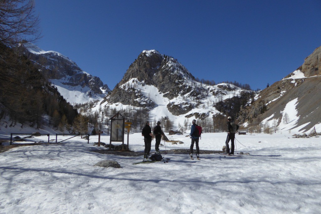 #1 Là c Là c'est au fond à gauche ou en haut à droite.