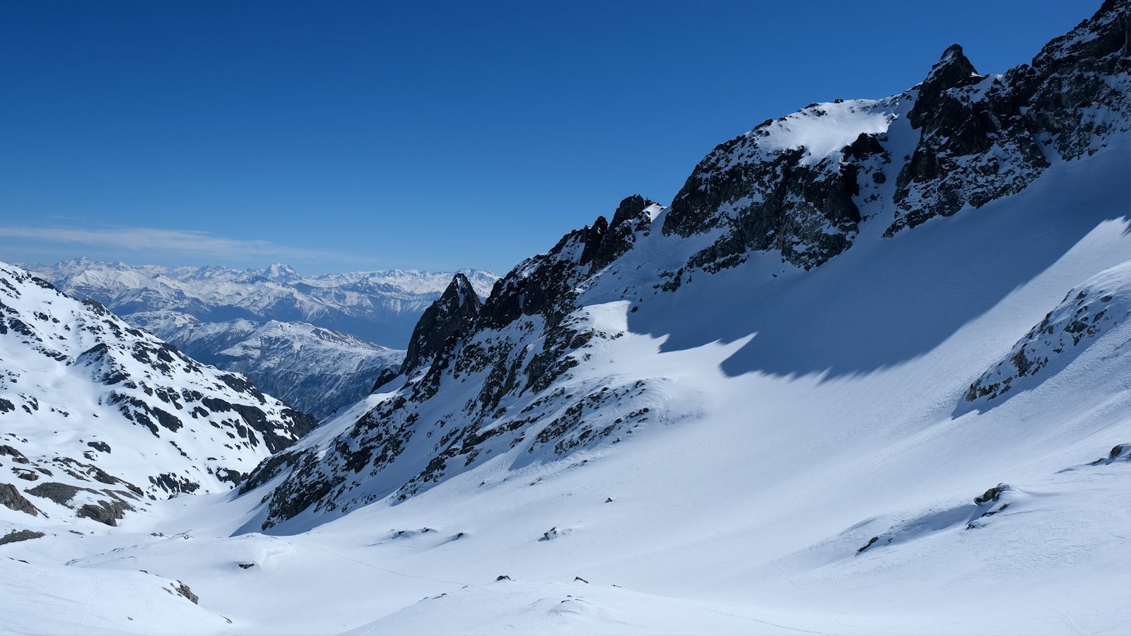 Versant Maurienne, l'on retrouve les sommets et glaciers emblématiques de Vanoise.