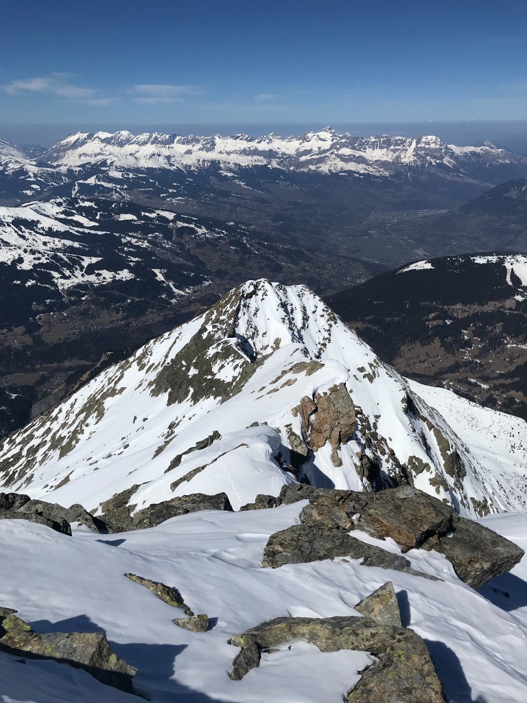 #7 Une petite trentaine de mètres sur l’arete de la sortie au sommet : facile mais gare aux corniches. Une petite trentaine de mètres sur l’arete de la sortie au sommet : facile mais gare aux corniches.