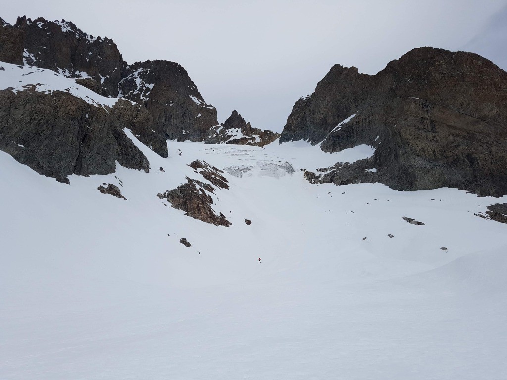 notre descente côté Est et vue sur le glacier de la Casse Déserte : le passage à ski rive droite passe encore bien, mais pour combien de temps ?