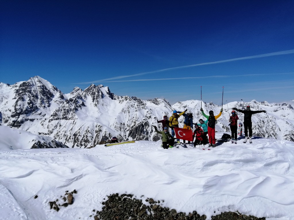 La fine équipe, avec vue sur le Mont Kaçkar.
