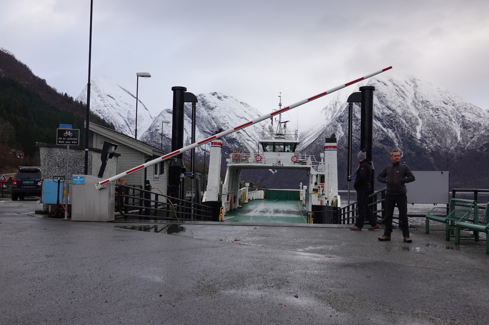 #59 On prend le ferry à Saebo pour aller skier de l On prend le ferry à Saebo pour aller skier de l'autre côté du Hjorundfjorden