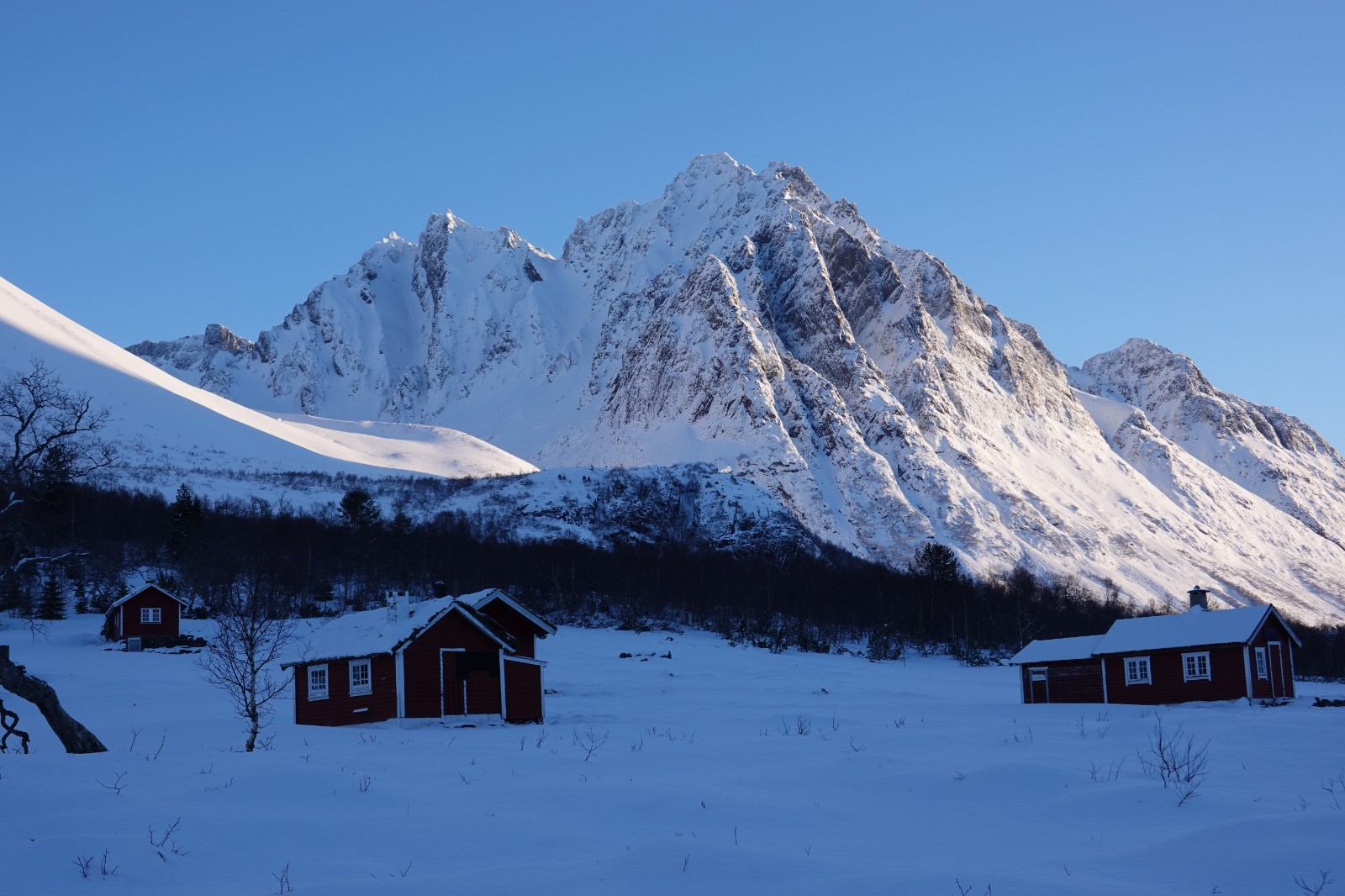 #16 Le vallon d Le vallon d'ascension de notre première randonnée avec vue sur le Saetretindane