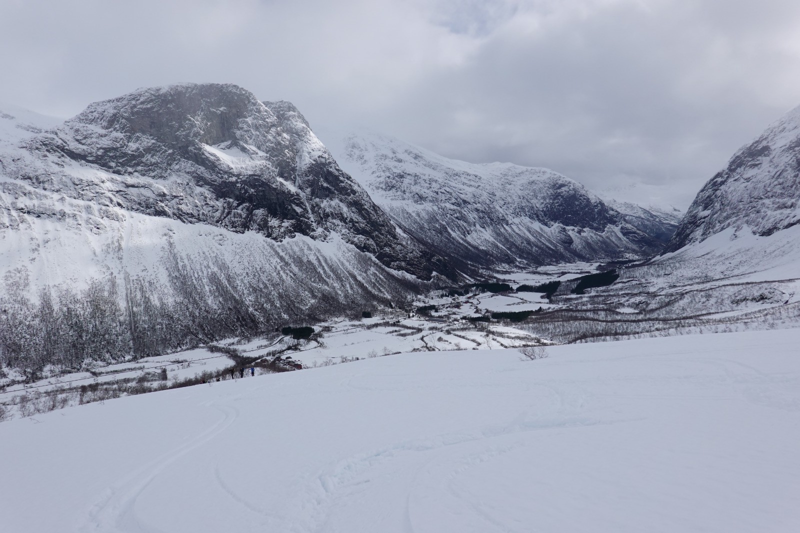 #65 En cours de descente avec au fond la vallée de Nibbedalen En cours de descente avec au fond la vallée de Nibbedalen