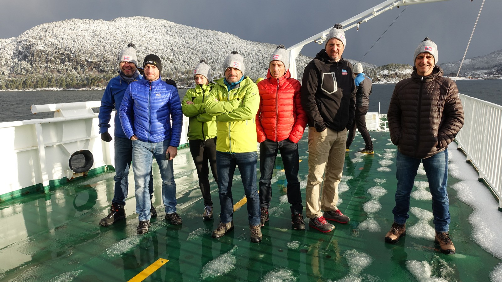 #94 L L'ensemble de l'équipe sur le ferry, le photographe en moins