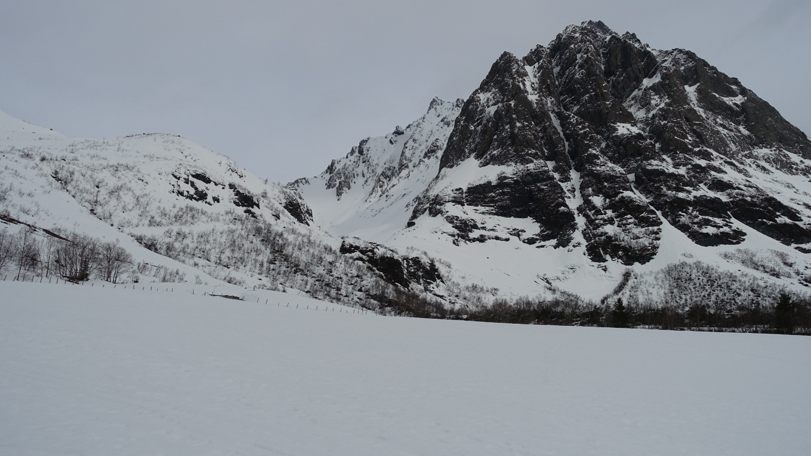 #3 Le vallon du Kvanndalen et le Saetretindane sur la droite Le vallon du Kvanndalen et le Saetretindane sur la droite