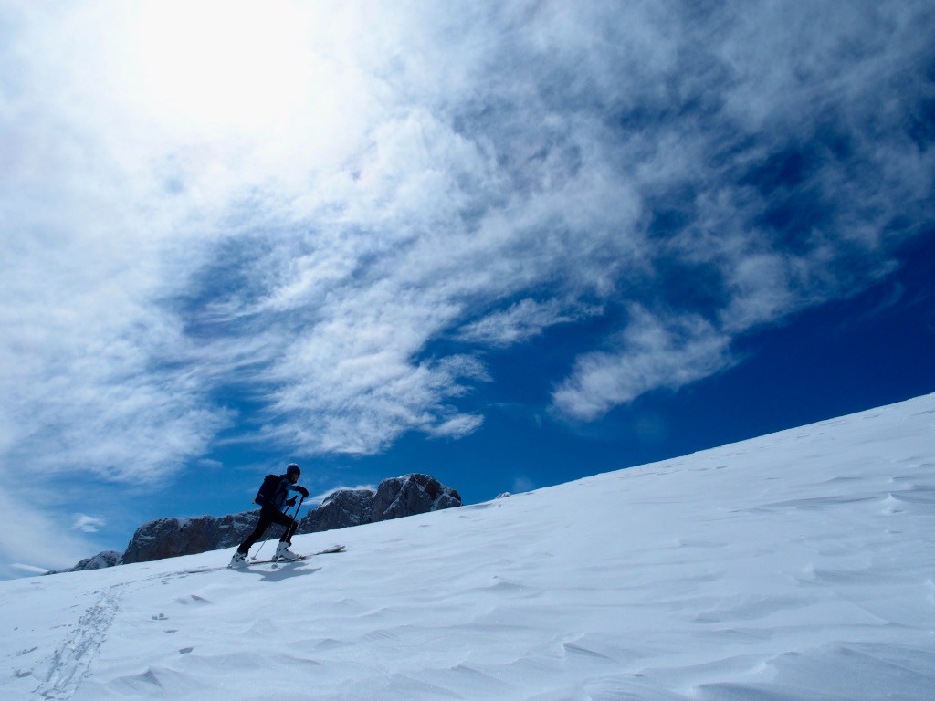 Montée vers la Dent du Loup, Cornettes derrière