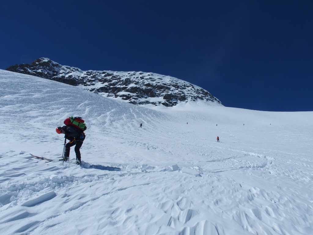 Glacier de l'Arpont en neige très travaillée par le vent. Pas bon !