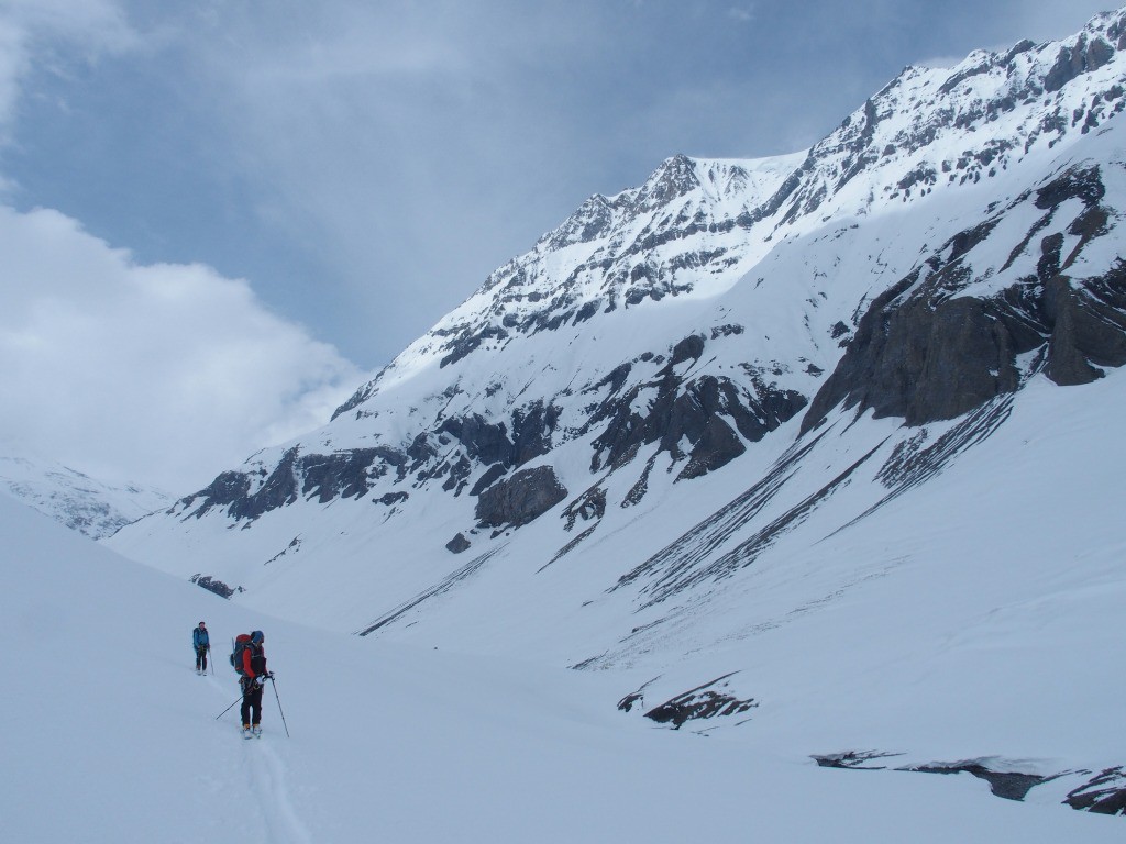 Tout petits sous la face sud de la Grande Casse