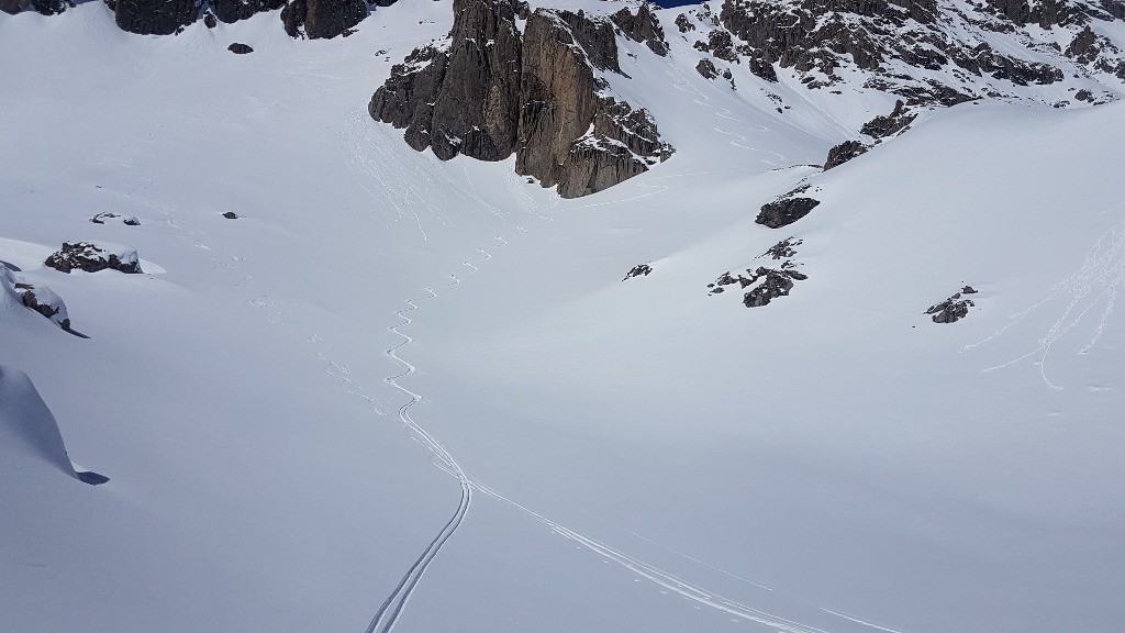 Dernière partie de la descente sous la crête du Queyrellin, la coquine elle commence déjà à transformer je suis un peu tard.