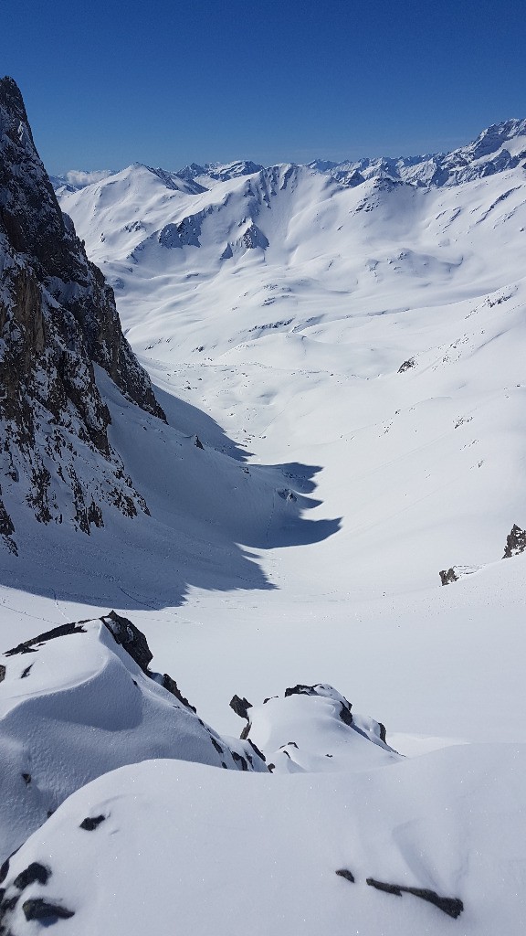 Depuis le haut du Vallon de la Casse Blanche. un duo de randonneurs arrivent sur le plat en dessous