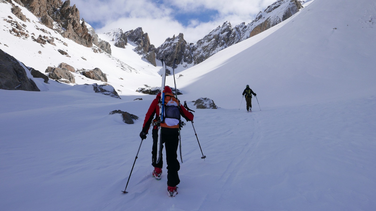 A pied ou à ski c'est à gauche...