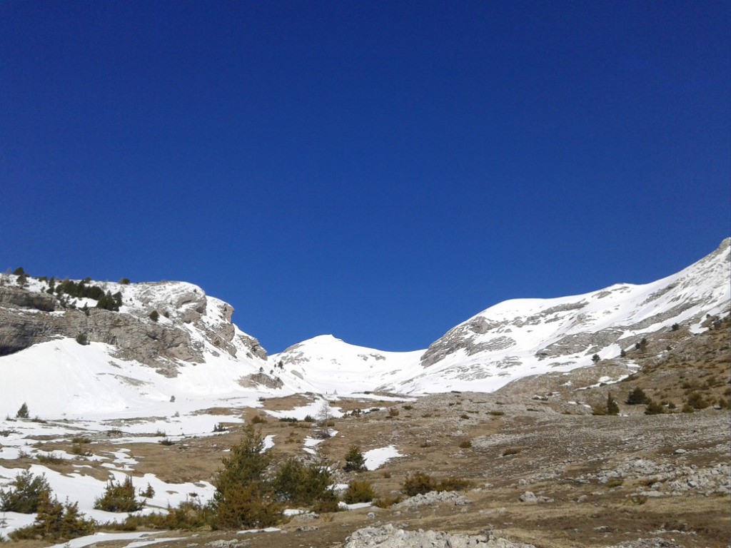 Alti 1550m - Juste avant de chausser. Ça descend assez bas en rive droite