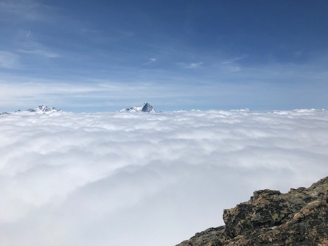 Sommet du Mont Emilius. Vue sur le Grand Paradis à gauche, et la Grivola (3969 m), au centre.