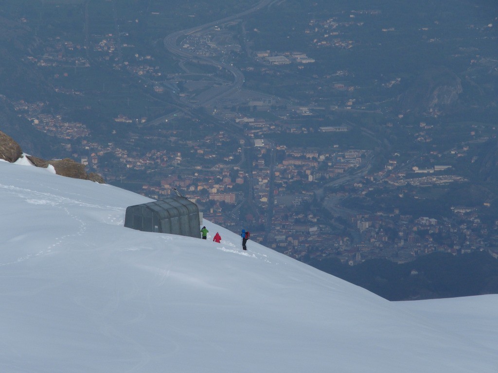 #22 J2 : Contraste entre le bivouaco et Suze en arrière plan. J2 : Contraste entre le bivouaco et Suze en arrière plan.