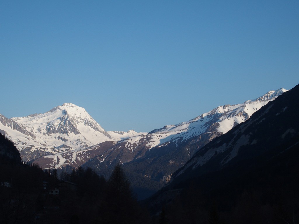 #1 J1 : La pointe de l J1 : La pointe de l'échelle au petit matin.