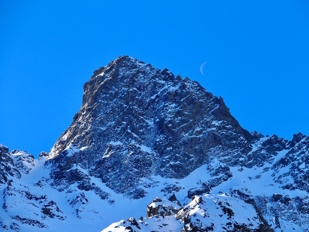 l'Aiguille des Marmes et la sortie du couloir à gauche (et la lune à droite)