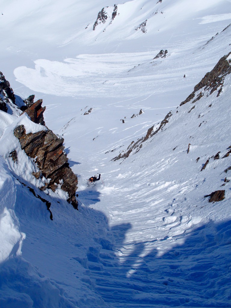 couloir N du Rocher de l'Homme, bonne poudre après la section dérapée