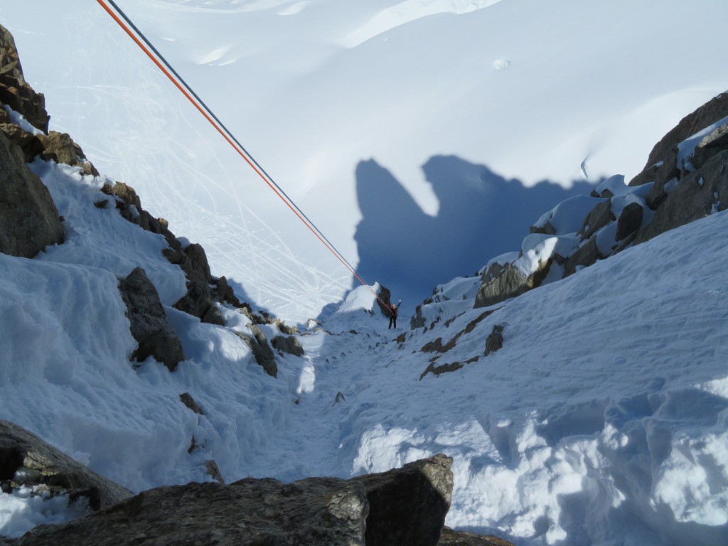 #11 Rappel, 60m pour le direct, sûrement moins si on part sur la gauche vue d Rappel, 60m pour le direct, sûrement moins si on part sur la gauche vue d'en haut