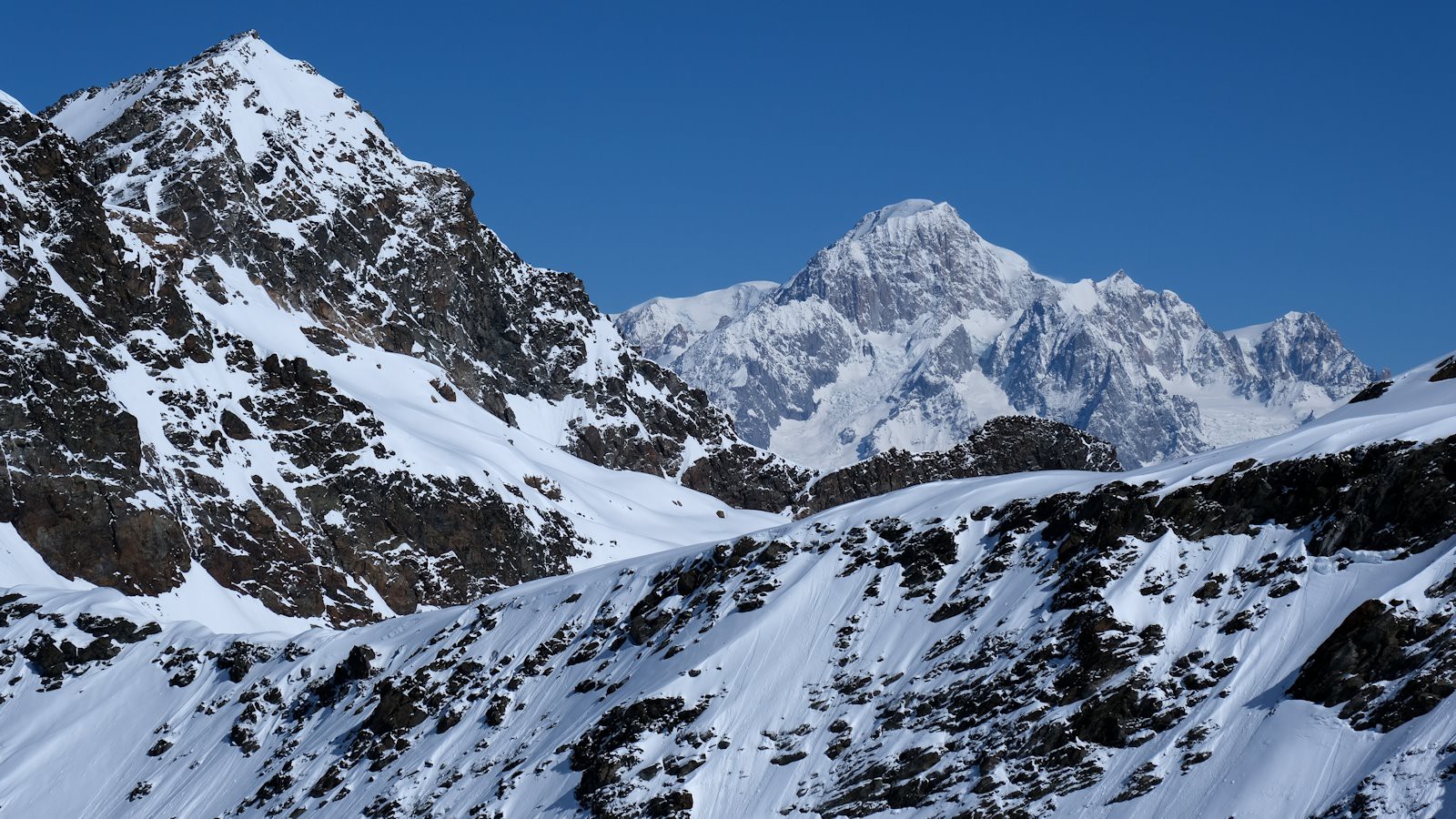 Le Mont Blanc apparait derrière l'Assaly.