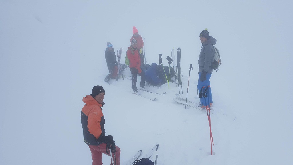 et puis là on a décidé de faire demi tour avec quelques autres naufragés de la montagne 