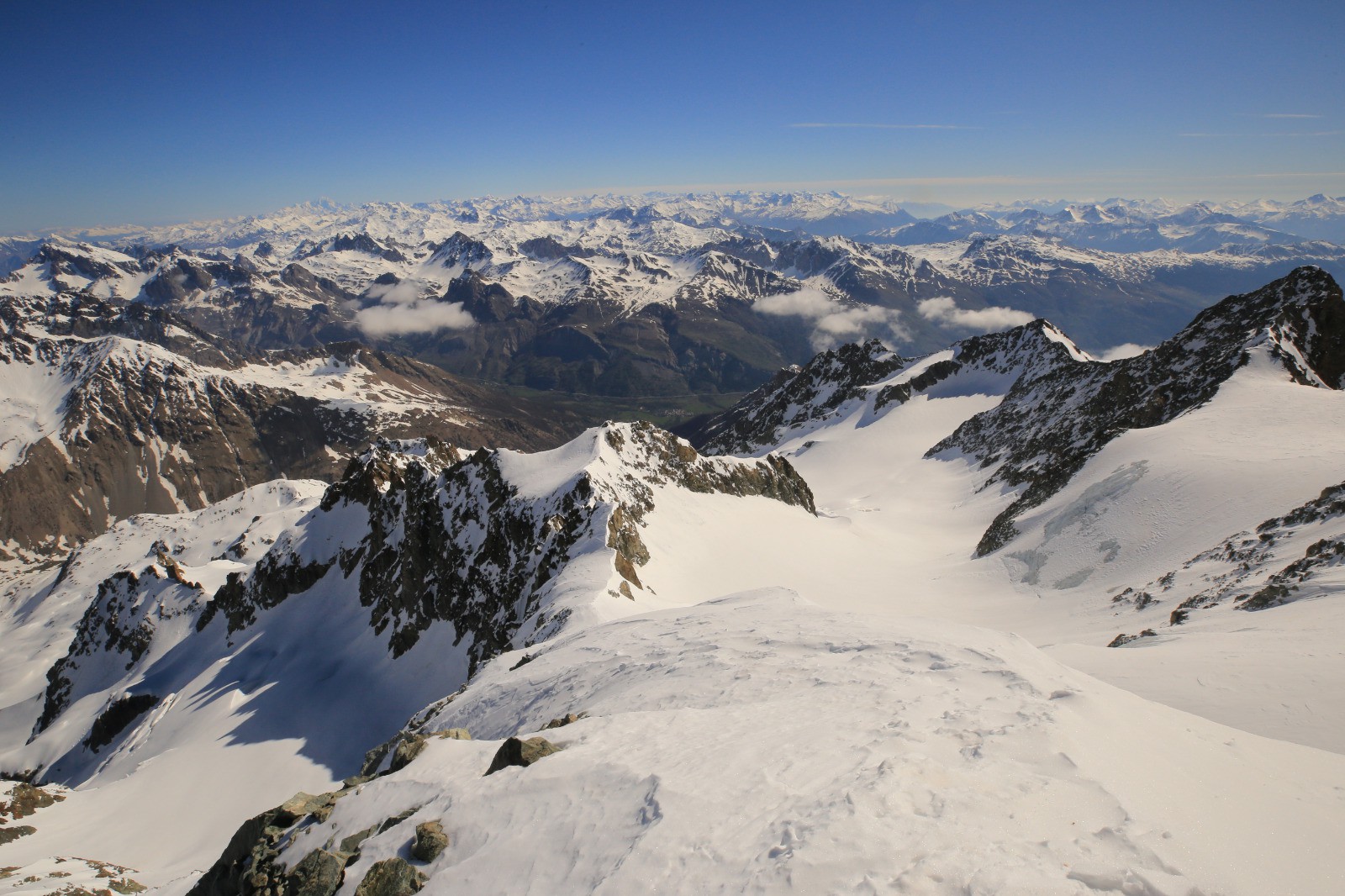 Superbe vue sur la montée et un bout des Alpes...
