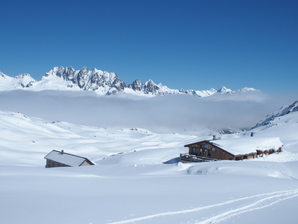 #4 Le refuge sur fond d Le refuge sur fond d'aiguilles de l'Argentiere. Beau