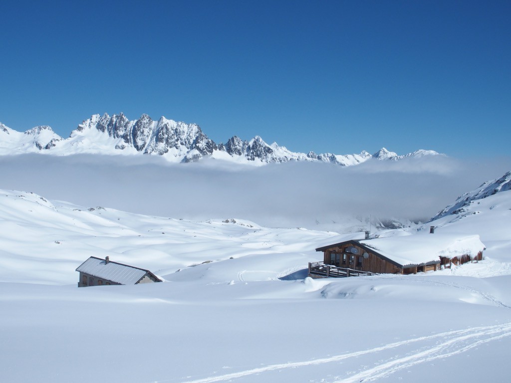 Le refuge sur fond d'aiguilles de l'Argentiere. Beau