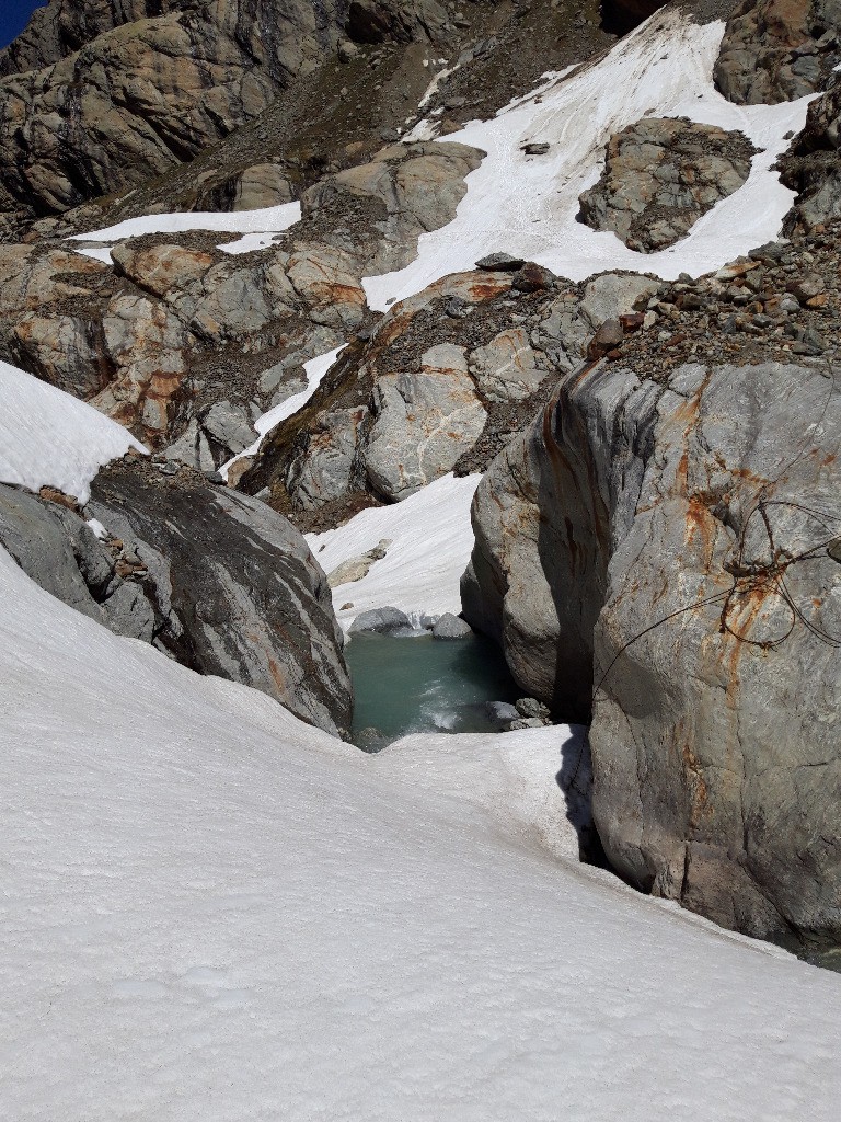 #1 Vasque au moment de prendre pied sur le glacier Vasque au moment de prendre pied sur le glacier