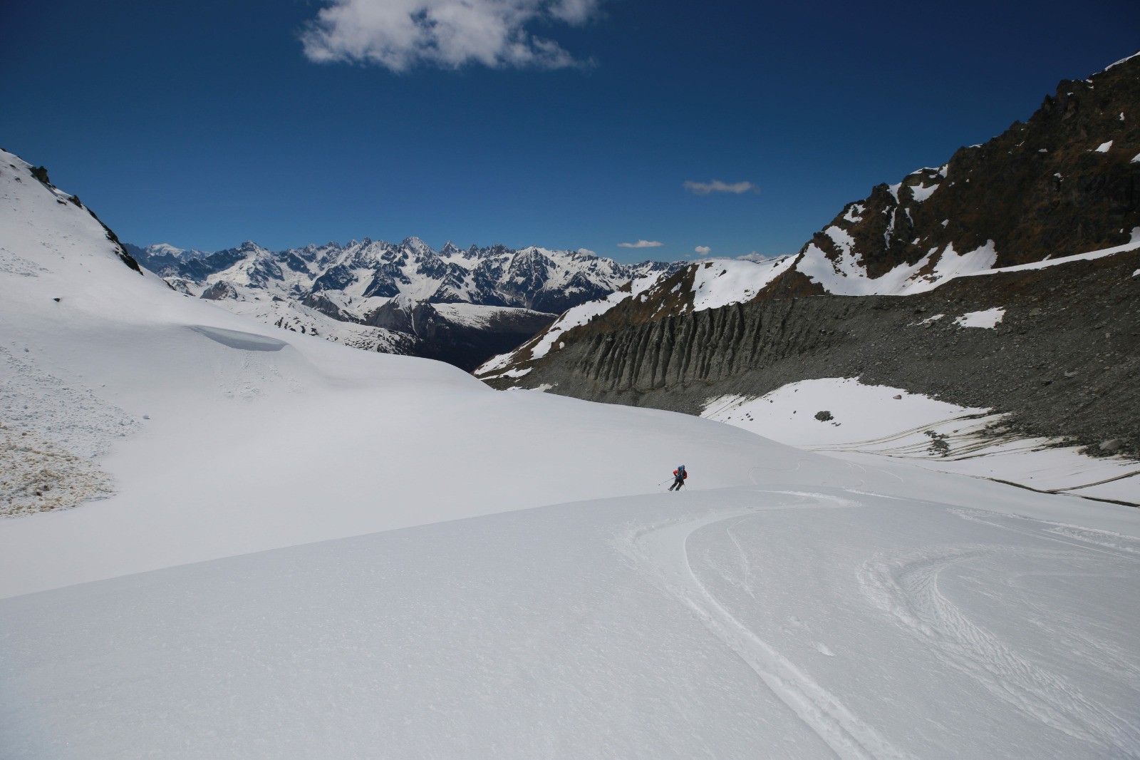 Une belle longue descente avec le massif du Mont Blanc comme arrière plan :)