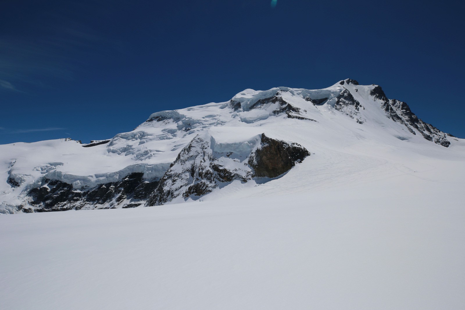 #50 Le Grand Combin avec le Corridor, le Couloir du Gardien, et la face NW de Valsorey Le Grand Combin avec le Corridor, le Couloir du Gardien, et la face NW de Valsorey