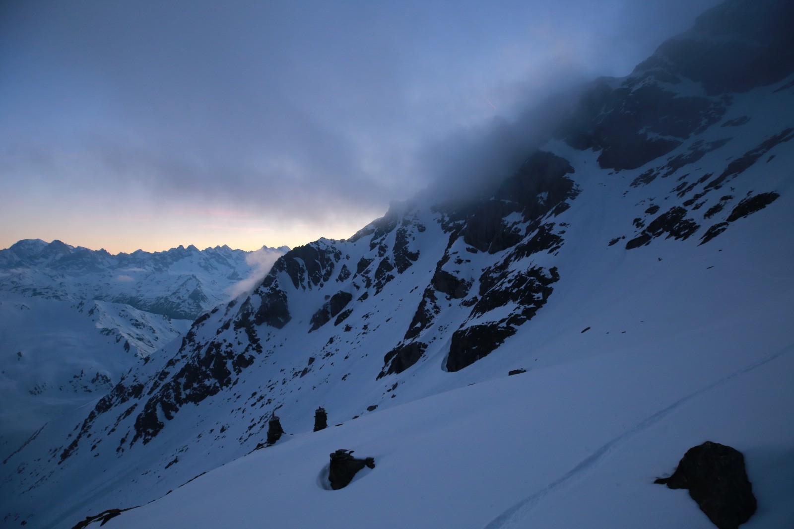 #18 Les nuages s Les nuages s'écartent le soir, un groupe de 4 français arrivent du petit couloir de droite, ils étaient perdus