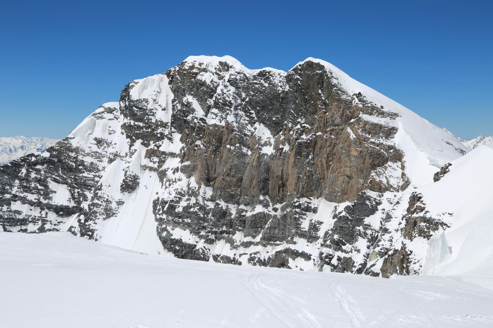 #42 Vue sur la Face Est du Combin de Grafeneire ; il paraît qu Vue sur la Face Est du Combin de Grafeneire ; il paraît qu'il existe un itinéraire à skis dedans...
