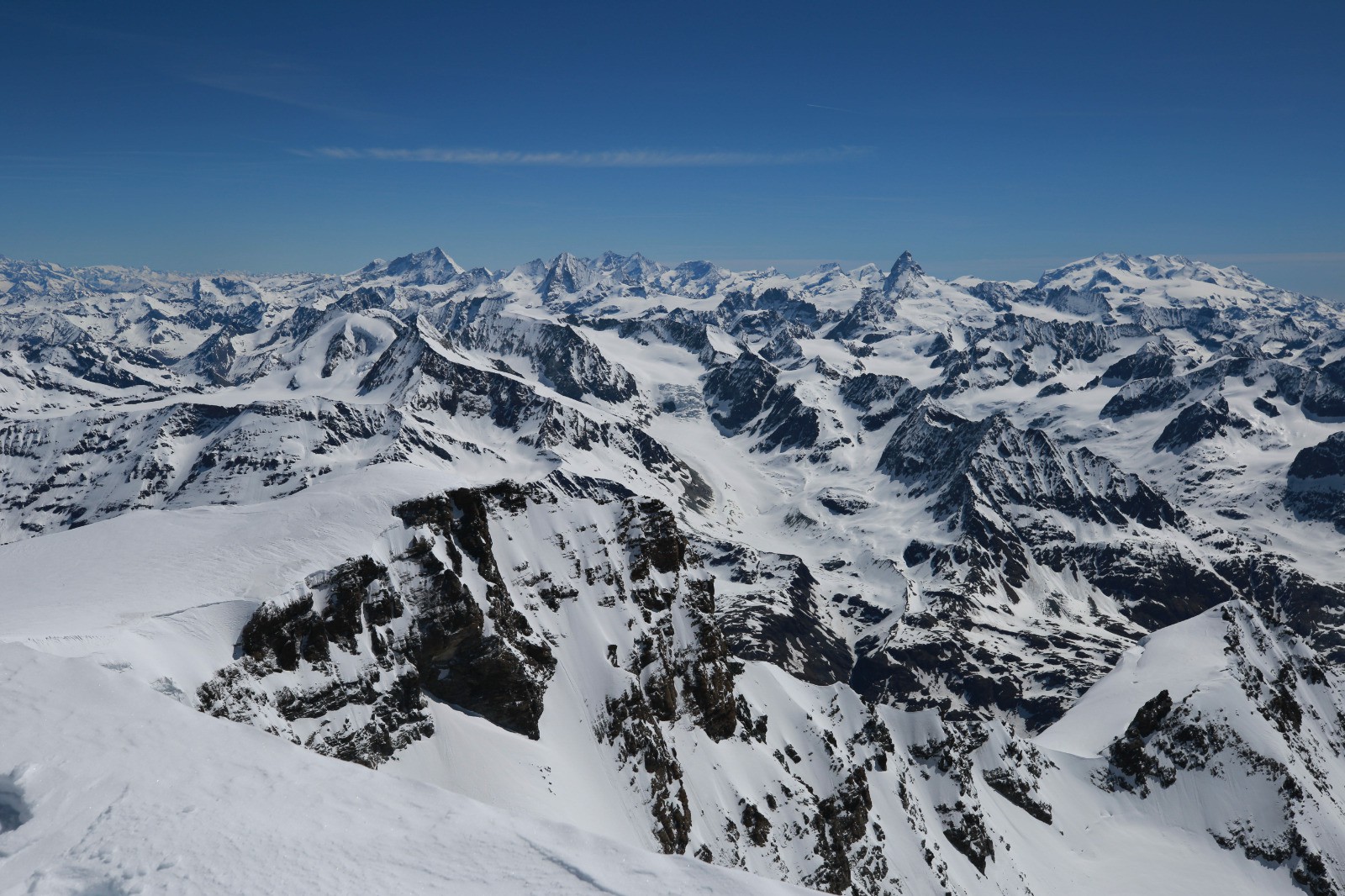 #39 La vue sur les 4000 du Valais depuis le sommet du Combin de Grafeneire La vue sur les 4000 du Valais depuis le sommet du Combin de Grafeneire