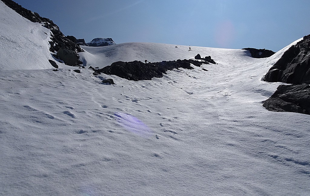 Au col de Thorens, neige gelée le matin.