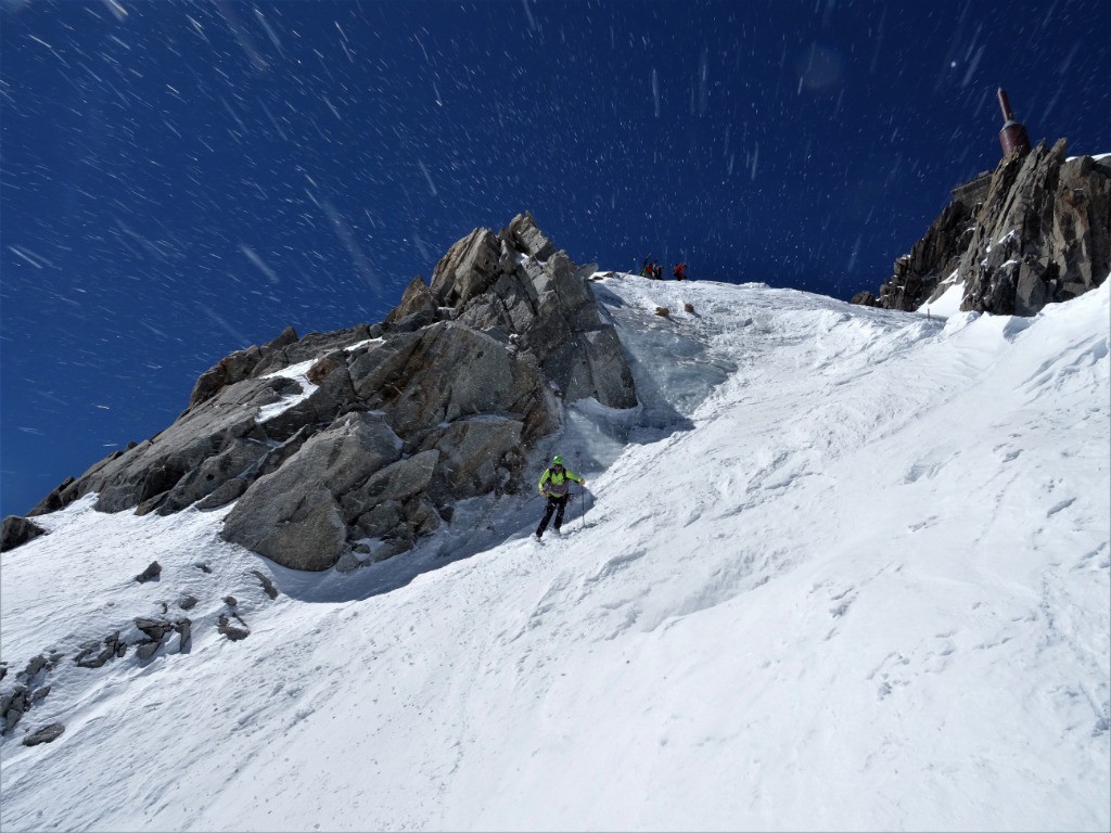 
Le vent époussette la neige comme des étoiles 