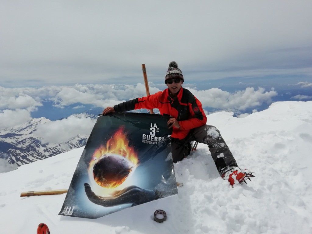 Cyrille qui fait la promo d'un bouquin d'une de ses amie