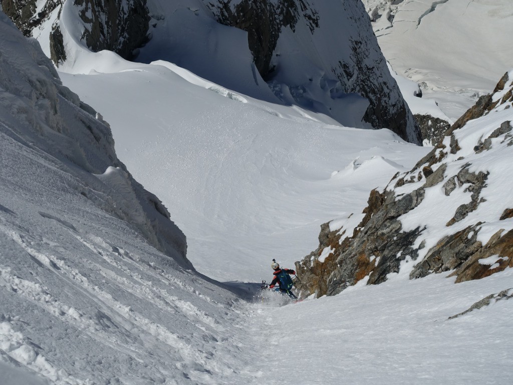 Fin du couloir sommital, étroiture et poudreuse à l'ombre