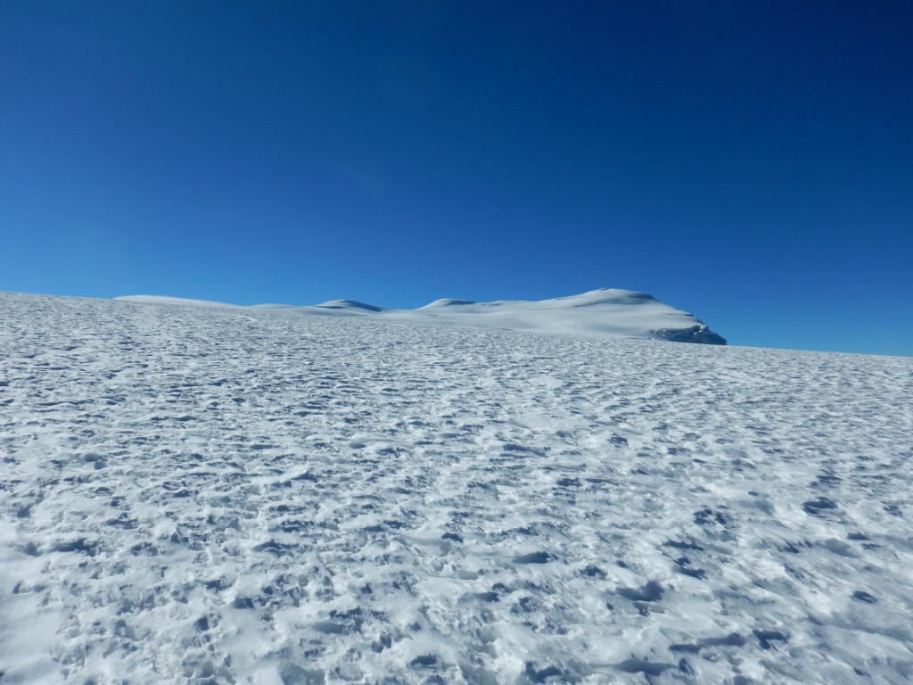autour de 5600m le plateau avec la vue du sommet au fond!