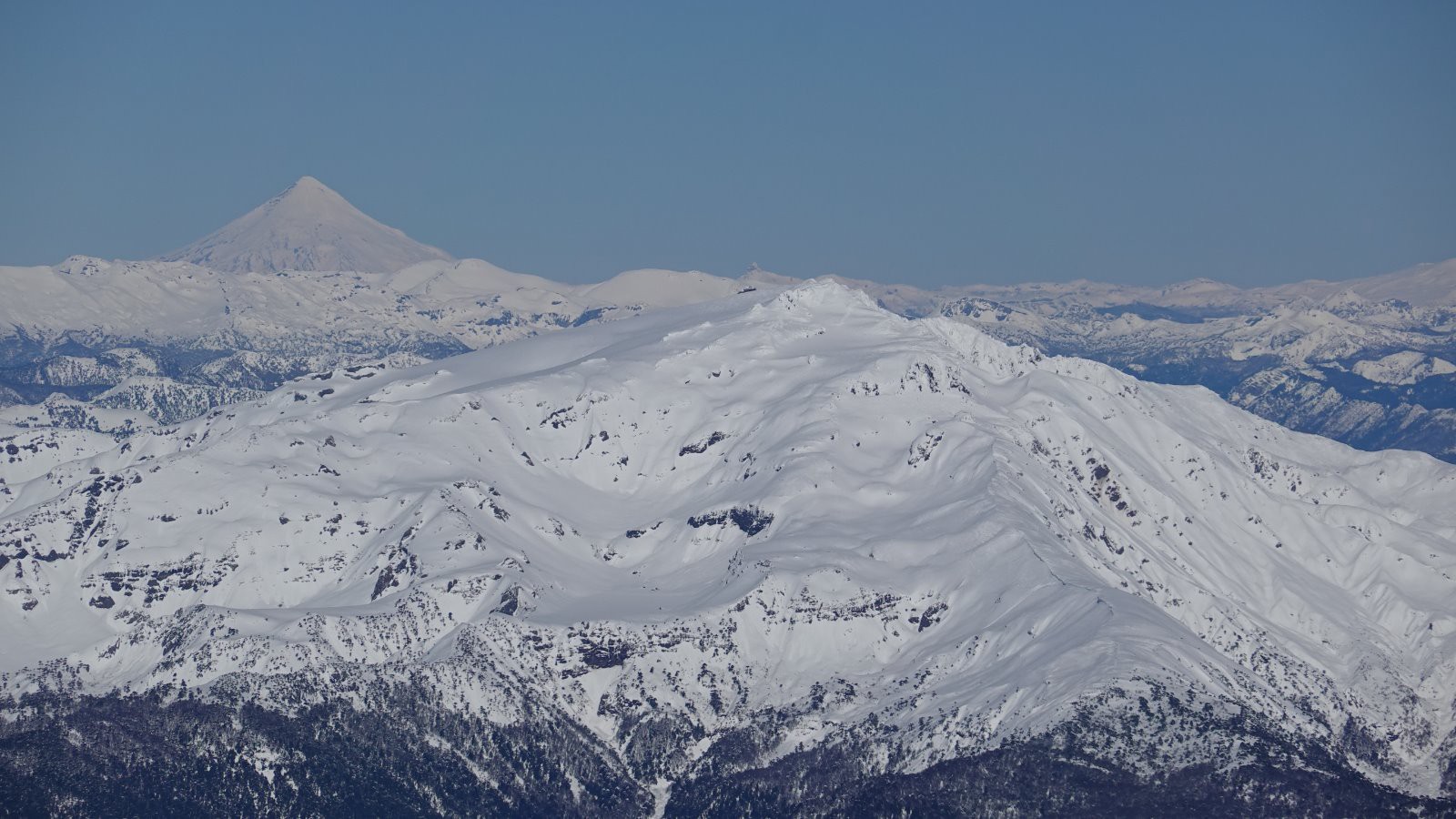 Les volcans Lanin, Quetrupillan et Sierra Nevada au premier plan et toujours au téléobjectif