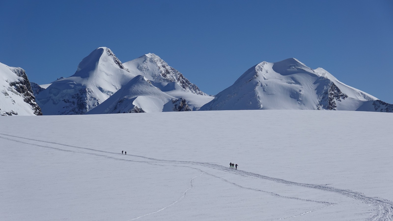 #3 Sur le plateau du Breithorn avec en fond Lyskamm, Pollux et Castore Sur le plateau du Breithorn avec en fond Lyskamm, Pollux et Castore
